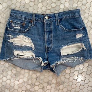 Levi’s jeans shorts destroyed size 28